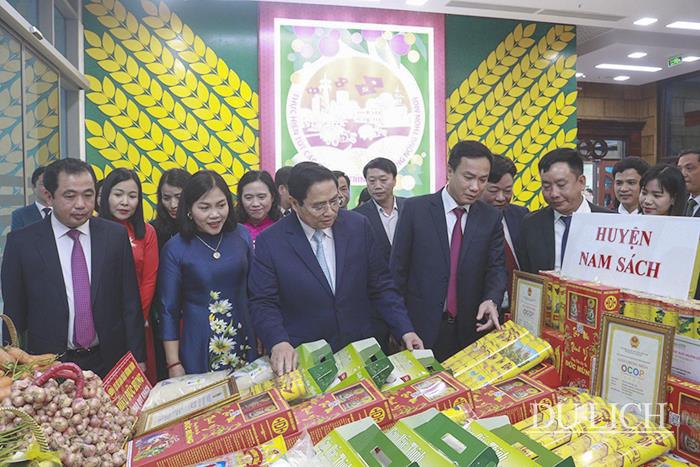 Thủ tướng Phạm Minh Chính cùng các đại biểu tham quan gian hàng triển lãm sản phẩm tiêu biểu của tỉnh Hải Dương